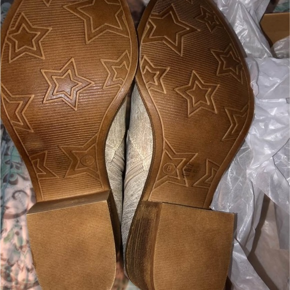 Dirty Laundry Metallic Cream Ankle Booties - Picture 5 of 6